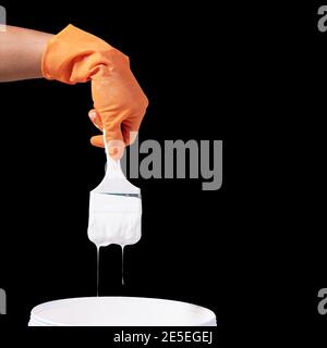 Pinsel mit weißen Tropfen auf schwarzem Hintergrund malen Stockfoto