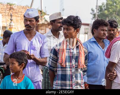 Siddanakolla, Karnataka, Indien - 7. November 2013: Demokratie bei der Arbeit: Dorftreffen zur Lösung des Bauernstreits. Nahaufnahme einiger männlicher Teilnehmer mit Stockfoto