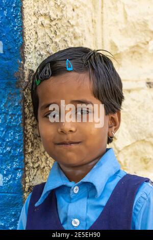 Siddanakolla, Karnataka, Indien - 7. November 2013: Demokratie bei der Arbeit: Dorftreffen zur Lösung des Bauernstreits. Gesichtsbehandlung closeuip von kleinen Schule Mädchen ich Stockfoto