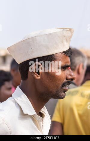 Siddanakolla, Karnataka, Indien - 7. November 2013: Demokratie bei der Arbeit: Dorftreffen zur Lösung des Bauernstreits. Nahaufnahme der Gesichtsbehandlung von aufmerksamen jungen Menschen Stockfoto