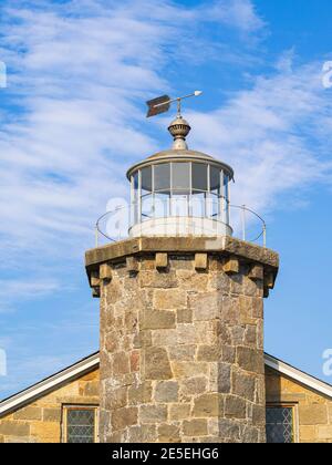 Der Turm des Stonington Lighthouse mit seinem schönen 19. Jahrhundert Granit Mauerwerk und Pfeil Wettervane, Stonington, Connecticut, Juli 2017. B Stockfoto