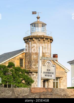 Old Lighthouse Museum, Stonington, Connecticut. Dieser malerische Leuchtturm aus Granit aus dem 19. Jahrhundert wurde 1840 erbaut und war eine aktive Hilfe für die Navigation Stockfoto