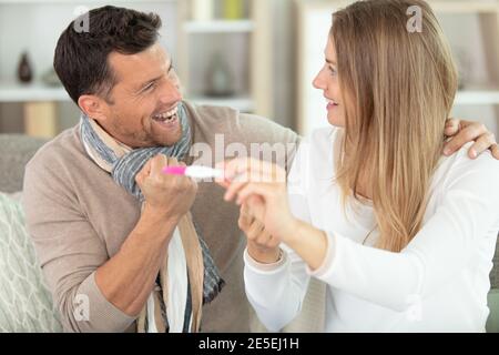 Verliebte Paare, die Ergebnisse eines Schwangerschaftstests herausfinden Stockfoto
