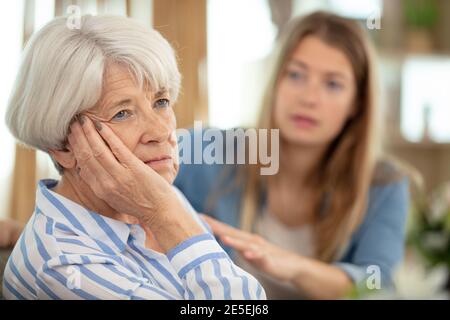 Junge Erwachsene Frau Konsolen traurig ältere Erwachsene weiblich Stockfoto