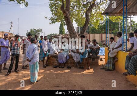 Siddanakolla, Karnataka, Indien - 7. November 2013: Demokratie bei der Arbeit: Dorftreffen zur Lösung des Bauernstreits. 2 Seiten machen ihre Punkte in der Arena. Stockfoto