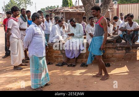 Siddanakolla, Karnataka, Indien - 7. November 2013: Demokratie bei der Arbeit: Dorftreffen zur Lösung des Bauernstreits. 2 Seiten sind nah, um es heraus zu kämpfen, während Stockfoto