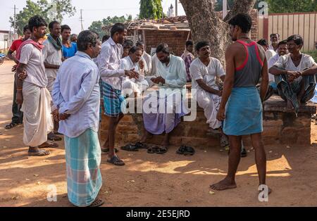 Siddanakolla, Karnataka, Indien - 7. November 2013: Demokratie bei der Arbeit: Dorftreffen zur Lösung des Bauernstreits. 1 Seite scheint sich zurückzuziehen. Stockfoto