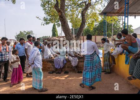 Siddanakolla, Karnataka, Indien - 7. November 2013: Demokratie bei der Arbeit: Dorftreffen zur Lösung des Bauernstreits. Bürgermeister erklärt seine bevorstehende Entscheidung. Stockfoto