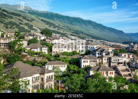 Schöne und historische alte osmanische Häuser in Gjirokaster, Albanien Stockfoto