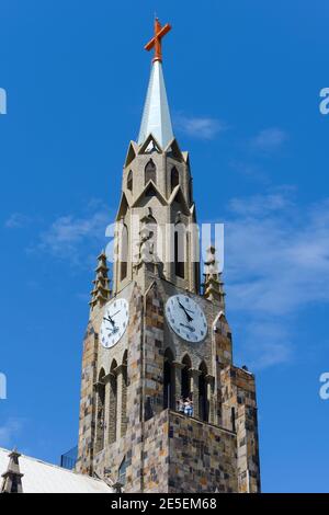 Kathedrale unserer Lieben Frau von Lourdes (Igreja Matriz Nossa Senhora de Lourdes) in Canela, Serra Gaucha, Brasilien. Uhrenturm der Kirche. Stockfoto