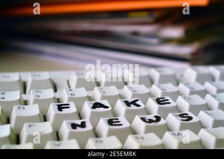 Detail einer Computertastatur mit gefälschter Nachricht Es mit Marker Stockfoto