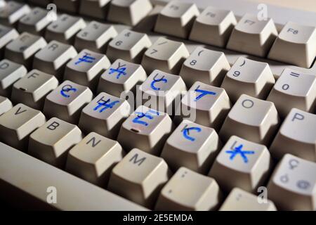 Detail einer Computertastatur mit gefälschter Nachricht Es mit Marker Stockfoto