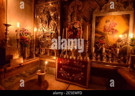 Das Innere der Ädikula in der Kirche des Heiligen Grabes in Jerusalem. Jesus Christus Grab in der Kapelle Kouvouklion. Stockfoto