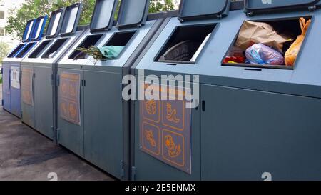 Abfallbehälter für gemischte und getrennte Abfallsammlung, Moskau, 22.06.2020 Stockfoto