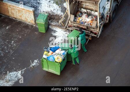 Müllmänner sammeln gemischten Hausmüll für Trennung und Recycling, Moskau, 27.01.2020 Stockfoto