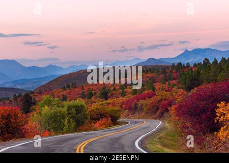 Kurvenreiche Bergstraße durch eine malerische Herbstlandschaft in den West Elk Mountains in der Nähe von Gunnison, Colorado, USA. Stockfoto