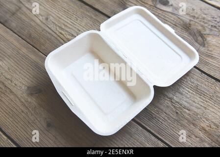 Einweg umweltfreundliche Verpackungsbehälter auf Holztisch, Service Lebensmittel bestellen Online-Lieferung Lebensmittelbox Take Away Boxen Stockfoto