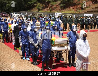 Harare. Januar 2021. Das Foto vom 27. Januar 2021 zeigt die Beerdigung von drei hochrangigen Beamten im National Heroes Acre in Harare, Simbabwe. Simbabwes Vizepräsident Constantino Chiwenga hat am Mittwoch die historische dreifache Beerdigung von drei hochrangigen Beamten, die der COVID-19 letzte Woche erlegen sind, amtiert. Die drei waren Veteranen des Befreiungskampfes, die in den 1970er Jahren für Simbabwes Unabhängigkeit gegen die britische Kolonialherrschaft kämpften. Quelle: Shaun Jusa/Xinhua/Alamy Live News Stockfoto