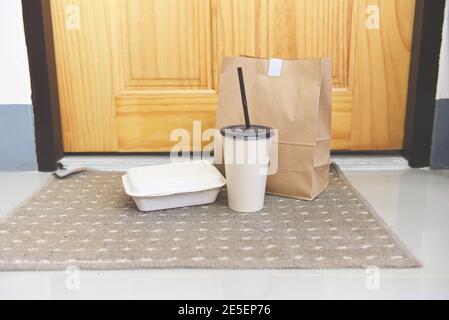 Kontaktlose Lieferung während einer Pandemie Covid-19 zu Hause bleiben, Online einkaufen Lebensmittelkartons Kontaktlose Lieferung Coronavirus Quarantäne, Service Food ord Stockfoto