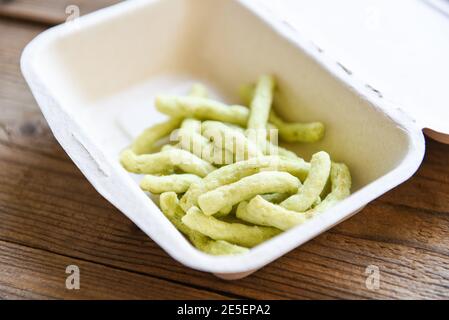 Lebensmittelbox mit Snack auf Einweg-Öko-Verpackungsbehälter Auf Holzhintergrund Stockfoto