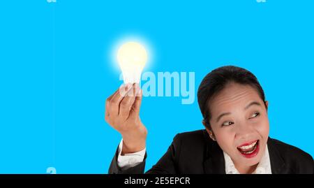 Business Frauen Hand halten Glühbirne, Konzept der neuen Ideen mit Innovation und Kreativität. Stockfoto
