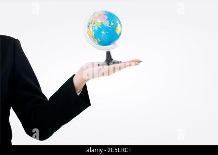Hand hält einen Globus Geschäft Dame hochwertige Foto Stockfoto