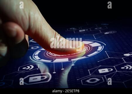 Geschäftsmann mit Fingerabdruck-Scan. Fingerabdruck-Scan ermöglicht den Zugriff mit biometrischer Identifikation. Technologie, Sicherheit und Identifikationskonzept. Stockfoto