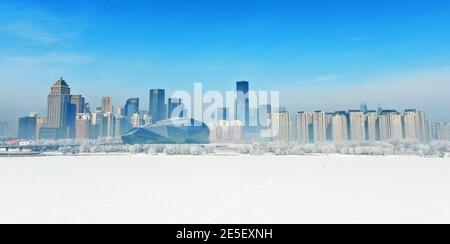 Peking, China. Januar 2021. Luftbild zeigt die Rime Landschaft entlang des Flusses Hunhe in Shenyang, nordöstlich der Provinz Liaoning in China am 27. Januar 2021. Quelle: Yang Qing/Xinhua/Alamy Live News Stockfoto