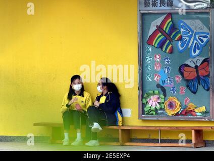 Peking, China. Januar 2021. Schüler sprechen an einer Schule in Südchina Hongkong, 27. Januar 2021. Das Zentrum für Gesundheitsschutz in Hongkong (CHP) meldete am Mittwoch 60 weitere bestätigte Fälle von COVID-19, insgesamt 10,282. Kredit: Lo Ping Fai/Xinhua/Alamy Live Nachrichten Stockfoto