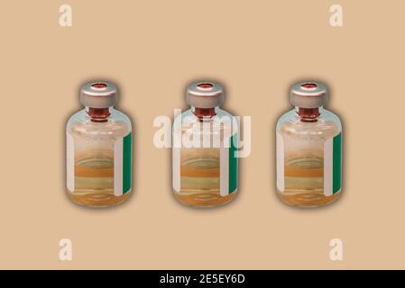 Medikamentenflaschen mit Injektionsflüssigkeit mit Aluminiumkappen, Coronavirus-Impfstoff auf orangefarbenem Hintergrund. Covid-Epidemie, Krebs, Schmerzen und Diabetes behandeln Stockfoto