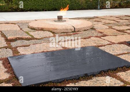 Die ewigen Flammen brennen neben dem Grab von Präsident John F Kennedy Stockfoto