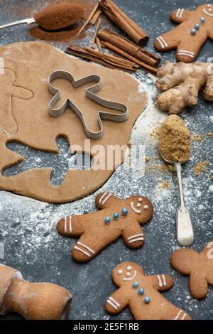 Lebkuchen Männer und Keksteig Stockfoto