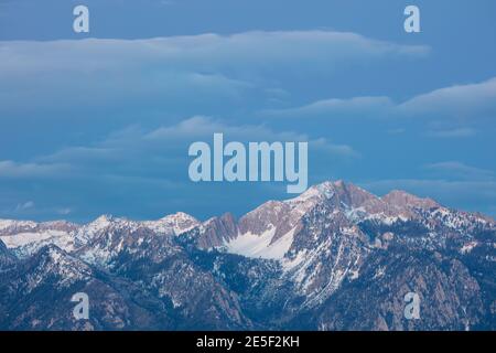 Schneebedeckte Wasatch Mountains in der Abenddämmerung, Salt Lake County, Utah Stockfoto