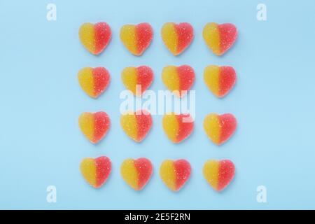Bunte Gummiherzen auf blauem Hintergrund. Gelee Süßigkeiten. Draufsicht - Bild Stockfoto