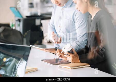 Gruppe junge asiatische Führungskräfte arbeiten zusammen Treffen im Büro Besprechung des Geschäftsbetriebs im Büro Stockfoto