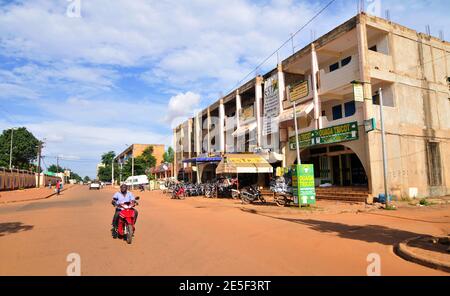 Ein Burkinabe fährt seinen Roller im Zentrum von Ouagadougou, Burkina Faso. Stockfoto