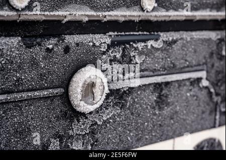 Winterszene mit morgendlichen Kristallen, die über ein Metall fächeln Mailbox und Abdeckung des Schlosses Stockfoto