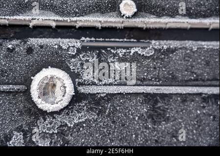 Winterszene mit morgendlichen Kristallen, die über ein Metall fächeln Mailbox und Abdeckung des Schlosses Stockfoto