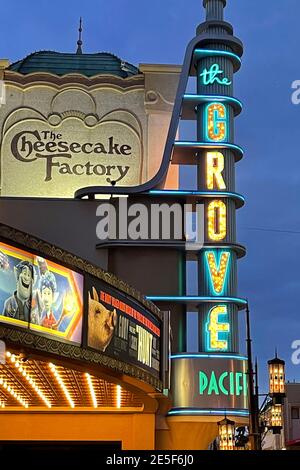 Ein Schild mit einem Cheesecake Factory Restaurant am Grove Einkaufszentrum, Mittwoch, 27. Januar 2021, in Los Angeles. Stockfoto