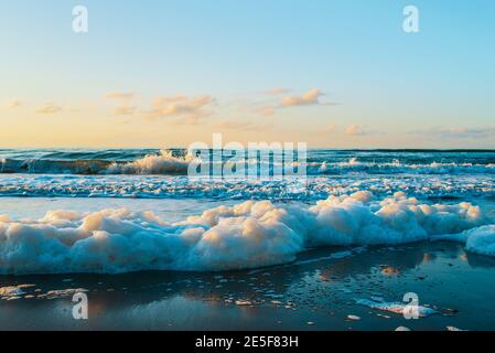 Wunderschönes Meer, Sandstrand, Meeresboden und klarer blauer Himmel bei Sonnenuntergang. Wilder Strand des Ochotsker Meeres, Insel Sachalin, Russland. Natürlicher Hintergrund. Stockfoto