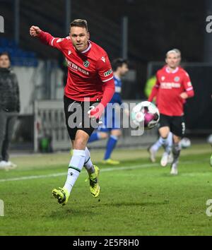 Karlsruhe, Deutschland. Januar 2021. Fußball: 2. Bundesliga, Karlsruher SC - Hannover 96, Matchday 18 im Wildparkstadion. Der Hannoveraner Marcel Franke. Kredit: Uli Deck/dpa - WICHTIGER HINWEIS: Gemäß den Bestimmungen der DFL Deutsche Fußball Liga und/oder des DFB Deutscher Fußball-Bund ist es untersagt, im Stadion und/oder des Spiels aufgenommene Fotos in Form von Sequenzbildern und/oder videoähnlichen Fotoserien zu verwenden oder zu verwenden./dpa/Alamy Live News Stockfoto