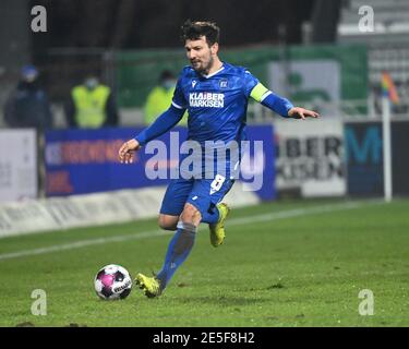 Karlsruhe, Deutschland. Januar 2021. Fußball: 2. Bundesliga, Karlsruher SC - Hannover 96, Matchday 18 im Wildparkstadion. Karlsruher Jerome Gondorf. Kredit: Uli Deck/dpa - WICHTIGER HINWEIS: Gemäß den Bestimmungen der DFL Deutsche Fußball Liga und/oder des DFB Deutscher Fußball-Bund ist es untersagt, im Stadion und/oder des Spiels aufgenommene Fotos in Form von Sequenzbildern und/oder videoähnlichen Fotoserien zu verwenden oder zu verwenden./dpa/Alamy Live News Stockfoto