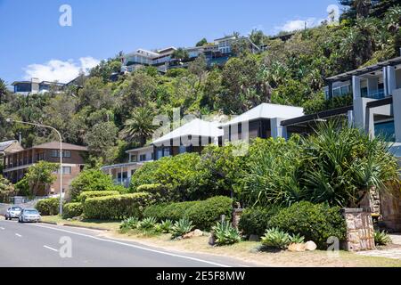 Häuser und Häuser in Sydney im wohlhabenden Vorort Palm Strand entlang der Barrenjoey Road, Sydney, NSW, Australien Stockfoto