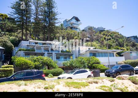 Häuser und Häuser in Sydney im wohlhabenden Vorort Palm Strand entlang der Barrenjoey Road, Sydney, NSW, Australien Stockfoto