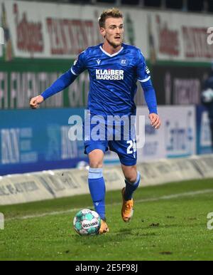 Karlsruhe, Deutschland. Januar 2021. Fußball: 2. Bundesliga, Karlsruher SC - Hannover 96, Matchday 18 im Wildparkstadion. Karlsruher Alexander Groiß. Kredit: Uli Deck/dpa - WICHTIGER HINWEIS: Gemäß den Bestimmungen der DFL Deutsche Fußball Liga und/oder des DFB Deutscher Fußball-Bund ist es untersagt, im Stadion und/oder des Spiels aufgenommene Fotos in Form von Sequenzbildern und/oder videoähnlichen Fotoserien zu verwenden oder zu verwenden./dpa/Alamy Live News Stockfoto