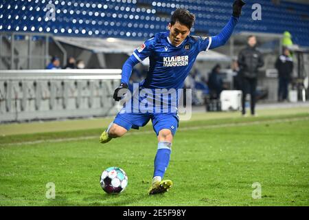 Karlsruhe, Deutschland. Januar 2021. Fußball: 2. Bundesliga, Karlsruher SC - Hannover 96, Matchday 18 im Wildparkstadion. Karlsruher Kyoung-rok Choi. Kredit: Uli Deck/dpa - WICHTIGER HINWEIS: Gemäß den Bestimmungen der DFL Deutsche Fußball Liga und/oder des DFB Deutscher Fußball-Bund ist es untersagt, im Stadion und/oder des Spiels aufgenommene Fotos in Form von Sequenzbildern und/oder videoähnlichen Fotoserien zu verwenden oder zu verwenden./dpa/Alamy Live News Stockfoto