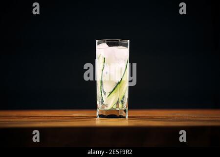 Ein Glas frischer Gin Tonic Cocktail mit Gurke Stockfoto