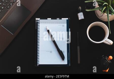 Dunkler Schreibtisch mit flacher Grundrisse Stockfoto