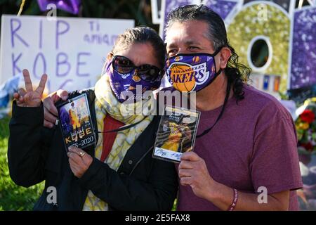 Fans versammeln sich am Dienstag, den 26. Januar 2021 in Los Angeles an einer Gedenkstätte für Kobe Bryant und Tochter Gianna in der Nähe des Staples Centers. (Dylan Stewart/Bild der SpO Stockfoto