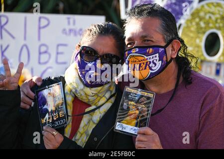 Fans versammeln sich am Dienstag, den 26. Januar 2021 in Los Angeles an einer Gedenkstätte für Kobe Bryant und Tochter Gianna in der Nähe des Staples Centers. (Dylan Stewart/Bild der SpO Stockfoto